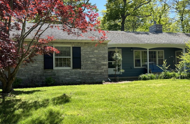 Sunny Vineyard Getaway Close to Everything steps from sound clean and comfy