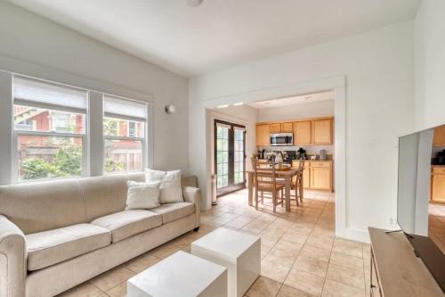 Sunnyside 1BR - Walk to Shops & Nightlife