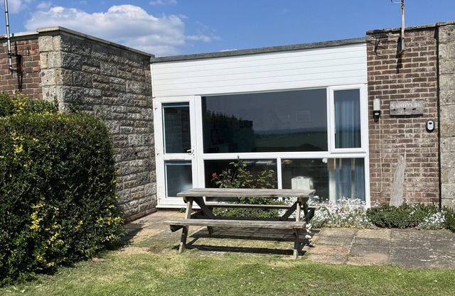 SUNNYSIDE - family friendly chalet sleeps 4/6 with views of the needles