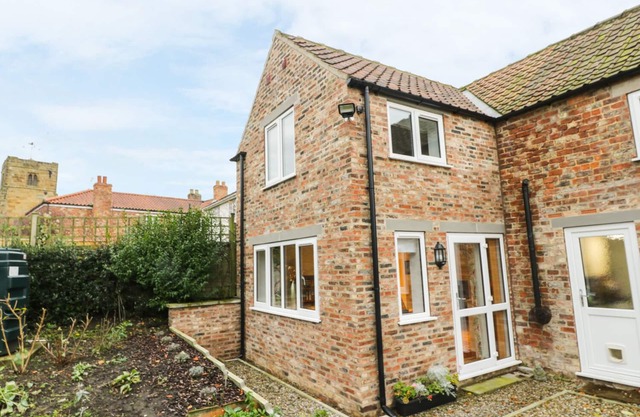 SUNNYSIDE GARDEN COTTAGE, pet friendly, with a garden in Husthwaite