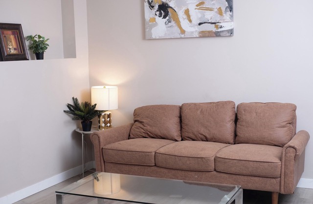 Sunnyside Serenity: Cozy Basement Room Rental