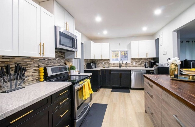 Sunnyside Stay-3bdrm w/Gym!