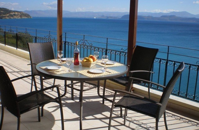Sunrise 2 Apartment - Beautifully Located Air Conditioned Apartment Above Beach