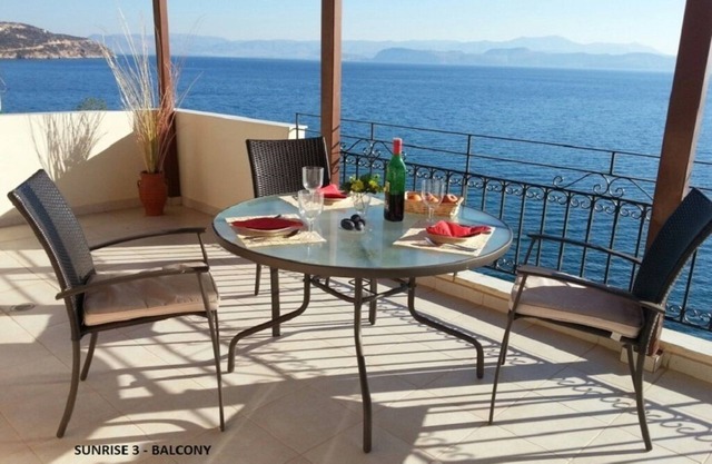 Sunrise 3 Apartment - Beautifully Located Air Conditioned 1 Bedroom Above Beach