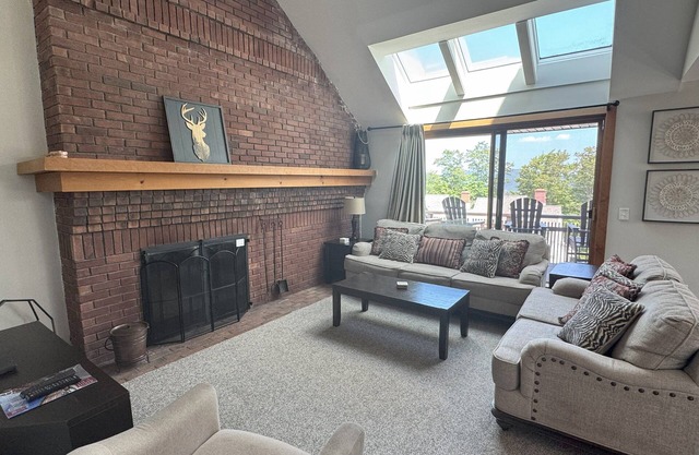 SUNRISE 3BR - 2 Story Remodeled Condo - SKI ON & OFF. Pool + Trailside