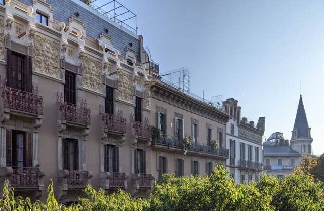 Sunrise: Elegant 2BR/1BA in the Heart of Central Barcelona, Dreta de l'Eixample
