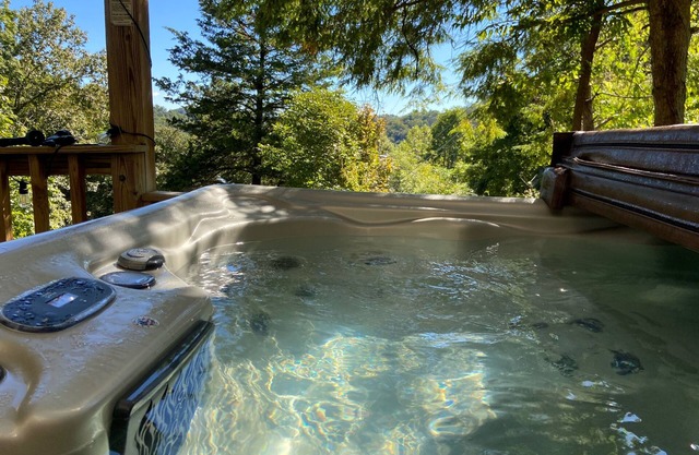 Sunrise + Lake views, and brand new 10 person jacuzzi! Holiday Haven Retreat