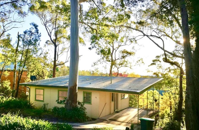 Sunrise Lodge - Private Cosy Lodge Set on Bush Block with Expansive Panoramic Views