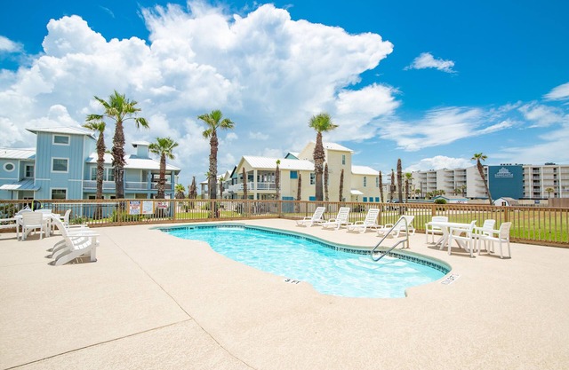 Sunrise Villa 207-Pool & Boardwalk to the beach- Couples Retreat