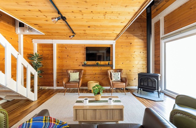 Sunriver Charmer-Updated Family Cabin w/SHARC, Village Access-Comfortable for 6