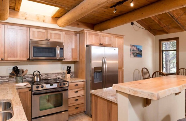 Sunriver Family Retreat with Bunks, BBQ & Golf Course Views