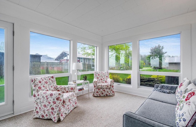 Sunroom Shores Lake Retreat Near Point Pelee