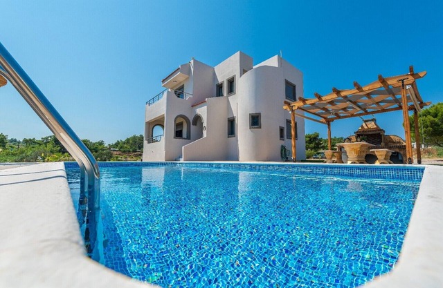 Suns Reach Villa by Renthub