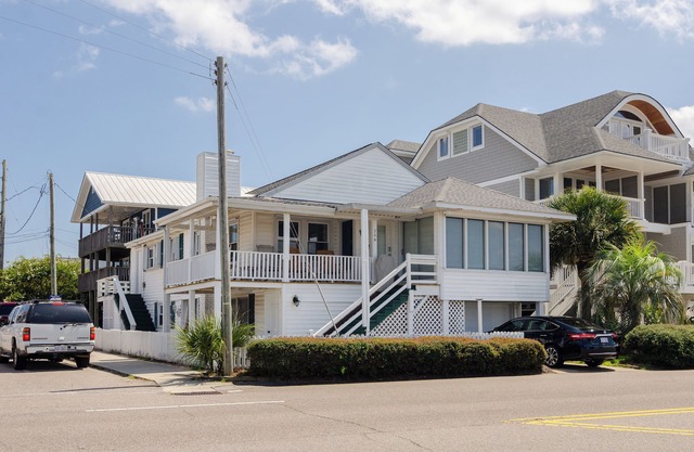 Sunset Cottage: Stunning views and dock access!