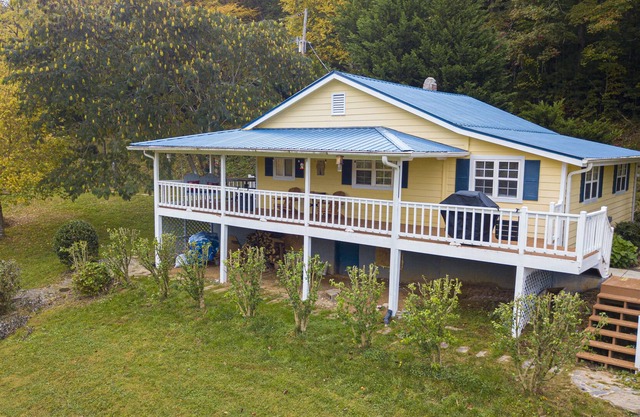 SUNSET COTTAGE: 1 BR, 1 BA Cabin or Bungalow in Hayesville, Sleeps 4