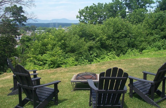 Sunset Cottage: 3 bedrooms, sleeps 6, views, pet friendly, firepit, media room!
