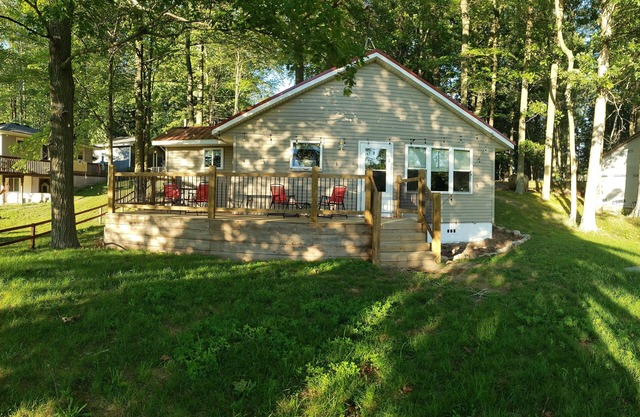 Sunset Cottage: Lakefront Escape - Fenced Yard - Pet Friendly - Kayaks - Fishing