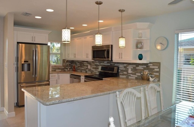 Sunset Cottage-Less than 2 mi. to Beaches, walk to restaurants & nightlife