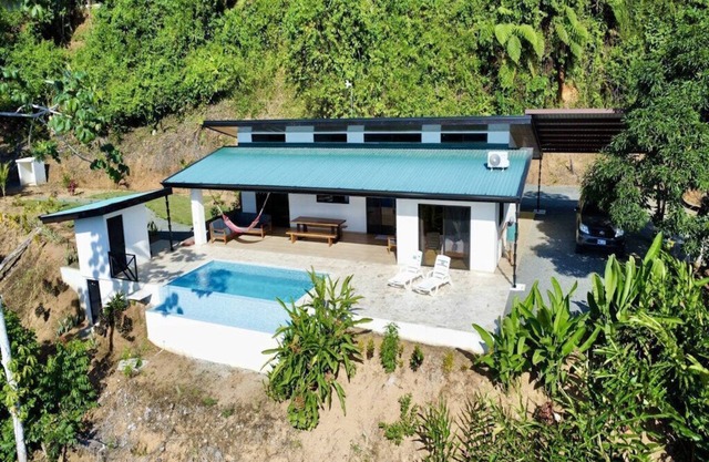Sunset Haven: Oceanview Bliss Just Minutes from the Beaches of Dominical