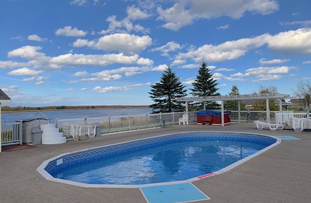 Sunset Jacuzzi Waterfront Beach & Pool Chalet