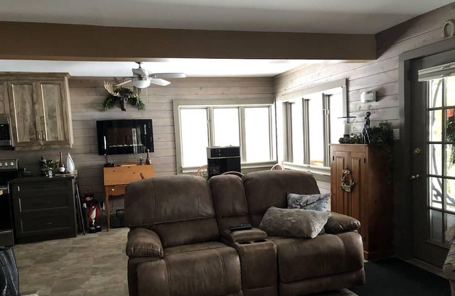 Sunset Lake Eugenia 3-Bedroom Four Season Cottage