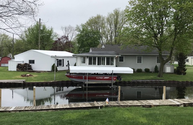 SUNSET LAKE HOUSE!The best of family time at the North Chain of Lakes.SLEEPS 8!