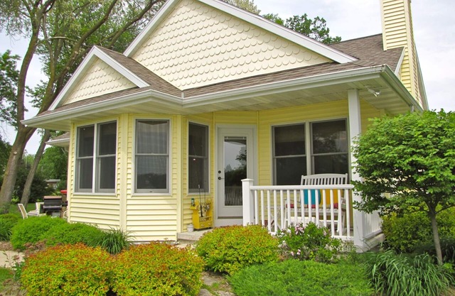 Sunset Nook Cottage: On Water, Charming, Sunsets, Boat Slip, Near Downtown!