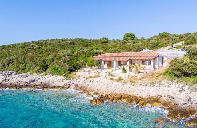 Sunset Paradise, getaway villa in private oasis