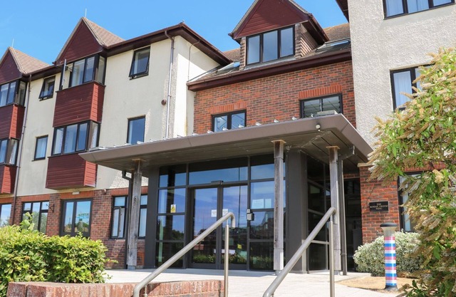 SUNSET QUARTERS AT MARINE COURT, family friendly in Littlehampton