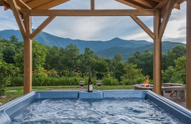 Sunset Ridge! Hot tub+Fire Pit+Grill, WiFi, Mtn Views, Easy Access, Nearby Town!