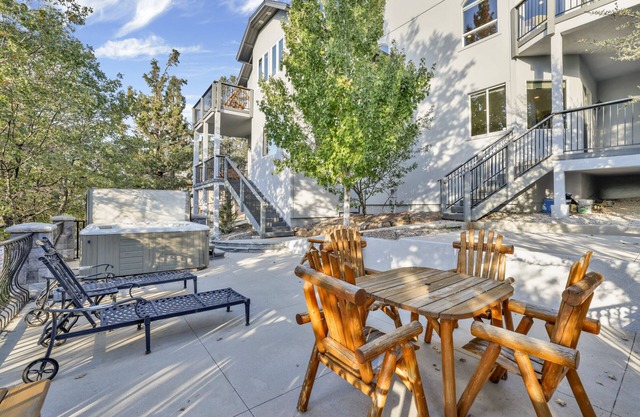 Sunset Ridge Villa at Big Bear ~ Hot Tub ~ Games ~ Multi-Level Luxe Chalet Retreat