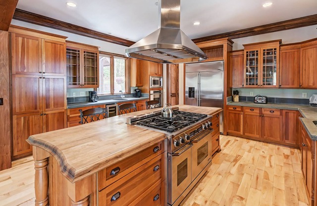 Sunset Shores | 3 docks | sleeps 38 | Renovations completed! Beach Area