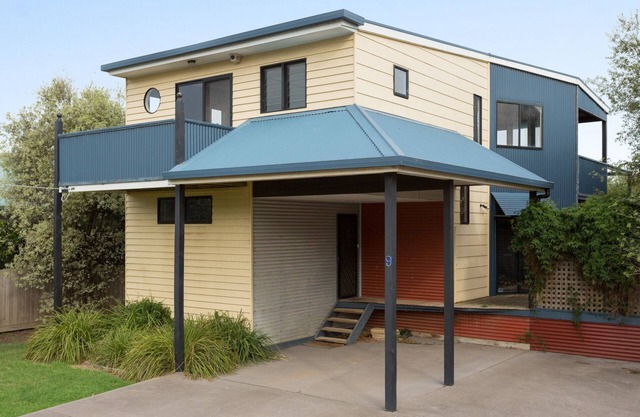 Sunset Strip Beach House.Free WiFii, close to Race Track, Smart TV