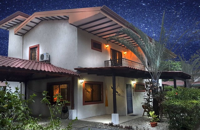 Sunset Villa - 'A Stones Throw to the Beach'