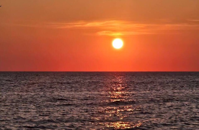 SUNSETS Couples families , Beach, deck, screen porch BBQ WiFi bch tags, dogs ok