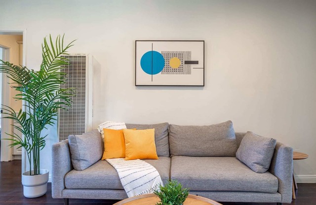 Sunshine filled Chic and Cozy Zen 2bd/1ba by LAX:)