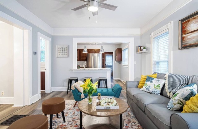 Sunshine Haven- Walk Downtown * New Hot Tub!