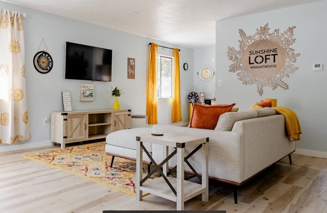 Sunshine Loft in downtown Wrightwood! Close to Ski Resort with amazing views!