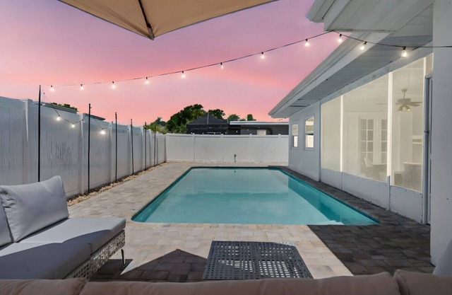 Sunshine, Paradise! Pool, Patio, & Prime Location!