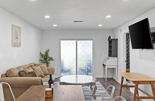 Sunshine Suite: Corporate Living, 2BR, Pool Access. WiFi