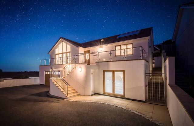 Sunspray - Four Bedroom House, Sleeps 8