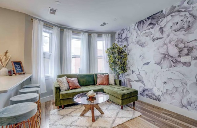 SunSuite - 6 Min. Walk to Trains - Summer Special!
