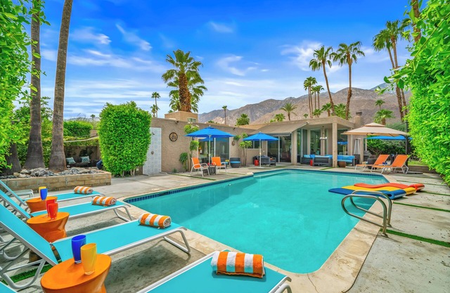 Suntan Palms - Bold Design, Poolside Fun, Spa, Fire Pit & Views