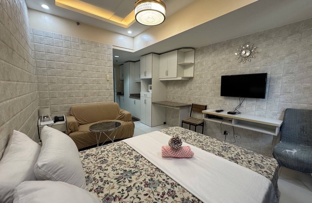 Sunvida Tower across SM City Mall.nEasy access to all your destinations.
