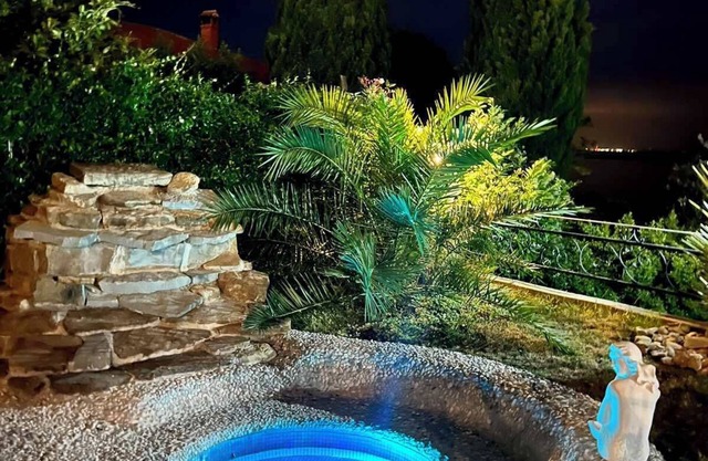 Sunvilla - SeaTale with private heated massage spa