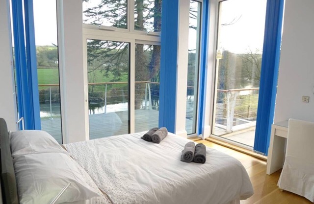 Suo Gân. Wales Luxury Modern Riverside Holiday Home.