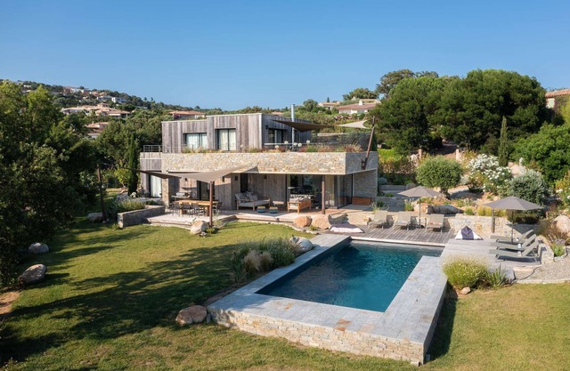 Superb villa with swimming pool, 10 minutes walk from Cabanon Bleu beach.