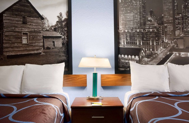 Super 8 by Wyndham Charlotte University