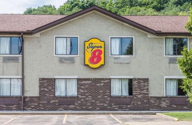 Super 8 by Wyndham Delmont