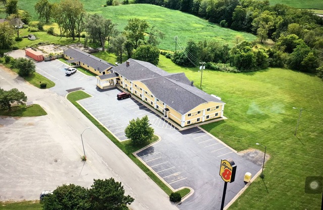 Super 8 by Wyndham Higginsville